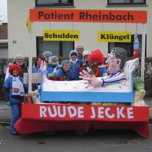 Die Rheinbacher SPD im Karnevalsumzug als Ruude Jecke mit dem "Patient Rheinbach"
