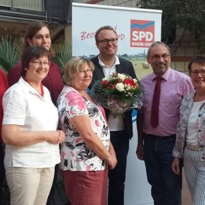 : Wolfgang Henseler und Ortsvereinsvertreter gratulieren Folke große Deters (Mitte).