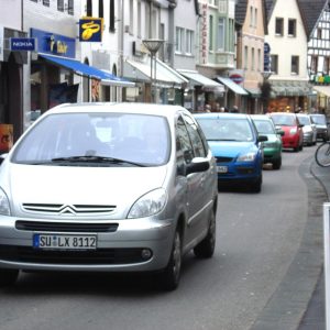 Meterlange Blechlawinen stören beim Bummel in der Hauptstraße