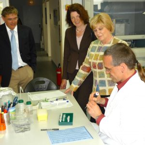 Dr. Thomas Jansen von der Certagen GmbH zeigt Ulrike Merten, Martina Koch und Jörg Stegemann (von rechts nach links) seine Arbeit.