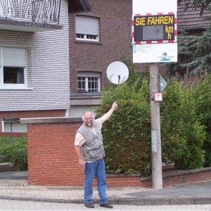 Kalle freut sich über die Geschwindigkeitstafel
