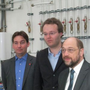 v.l.n.r.: SPD-Kreisparteichef Sebastian Hartmann, Landtagskandidat Folke große Deters, SPE-Fraktionschef Martin Schulz.