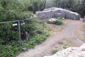 Blick vom Burghof auf den Sanierungsbereich mit Bauzaun